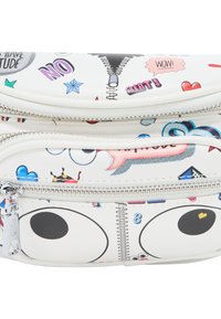 Borsa bianca con zip decorata con adesivi grafici giocosi, tra cui cuori, stelle e nuvole di fumetto. Texture liscia, forma arrotondata, duale scomparto.