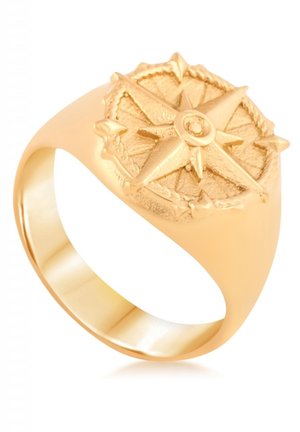 Bague chevalière en or avec un motif en relief de rose des vents sur une large bande, présentée en angle sur fond blanc.