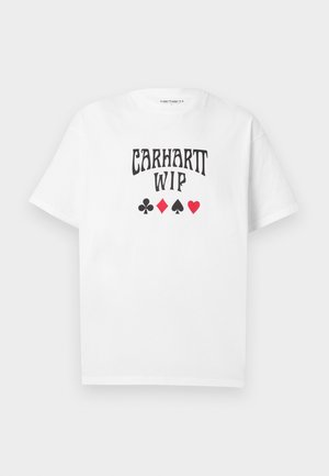 T-shirt bianca a maniche corte con la scritta "CARHARTT WIP" e quattro simboli delle carte da gioco (fiori, quadri, picche, cuori) centrati sul petto.