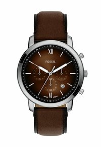 Montre avec bracelet en cuir marron, dotée d'un boîtier en acier inoxydable et d'un cadran marron foncé avec des accents argentés, des sous-cadrans chronographes et un indicateur de date.