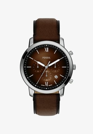 Bruin leren horloge met een roestvrijstalen kast en een donkerbruine wijzerplaat met zilveren accenten, chronograaf subdials en datumindicator.