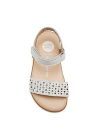 Sandal in pelle bianca con una fascia larga con fori a forma di stella, cinturino alla caviglia regolabile e suola marrone chiaro. Nome del marchio visibile all'interno.