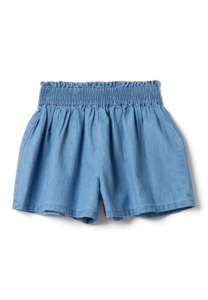 Lichtblauwe denim shorts met elastische, geplooide tailleband en losse, geplooide pijpzomen op een witte achtergrond.