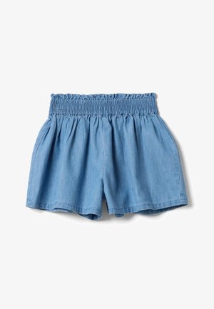 Hellblaue Jeansshorts mit elastischem, gerafftem Bund und locker geschnittenen, gerafften Beinöffnungen vor weißem Hintergrund.