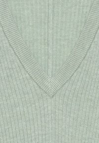 Lichtgroene, ribbel gebreide trui met een V-hals ontwerp en gestructureerde stof. Geen aanvullende patronen of accenten zichtbaar.