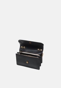 Cartera de cuero negra con herrajes dorados, que cuenta con un cierre a presión y múltiples compartimentos para organización. Textura suave con un diseño minimalista.