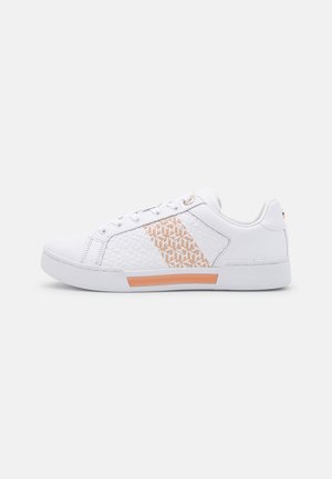Białe niskie buty sportowe z brzoskwiniowym geometrycznym wzorem logo po boku, sznurowane z przodu i brzoskwiniowym paskiem na białej podeszwie.