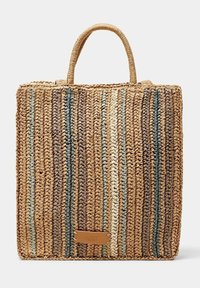 Tkany worek ze słomy z jasnobrązowym i niebieskim paskowanym wzorem, o prostokątnym kształcie, z dwoma górnymi uchwytami i małym skórzanym akcentem w postaci metki.