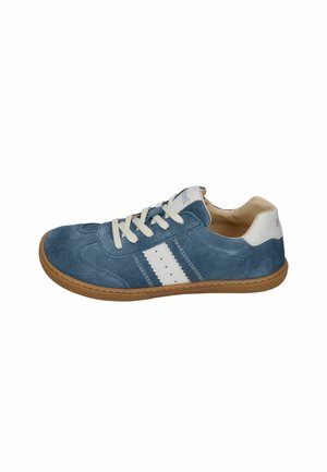 Blauer Velours-Sneaker mit weißen Schnürsenkeln, weißen Seitenstreifen, weißer Fersenlasche und brauner Gummisohle, von der Außenseite gezeigt.