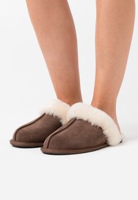 UGG - SCUFFETTE II - Pantofole - espresso Immagine in miniatura 1