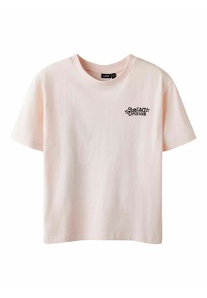 T-shirt rose clair à manches courtes en coton. Présente un petit graphique noir sur la poitrine avec l'inscription "Concours d'Art de Rue". Design col ras du cou.