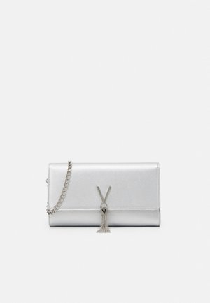 Pochette métallisée argentée avec chaîne et détail pompon en forme de V sur le rabat avant.