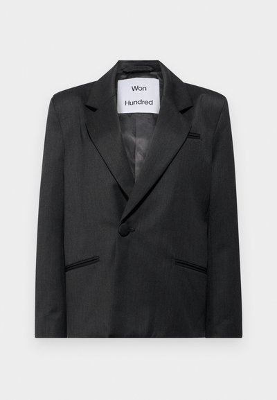 Blazer noir ajusté en tissu de qualité, doté d'une fermeture à un bouton, de deux poches avant et de revers-crantés avec des coutures discrètes.