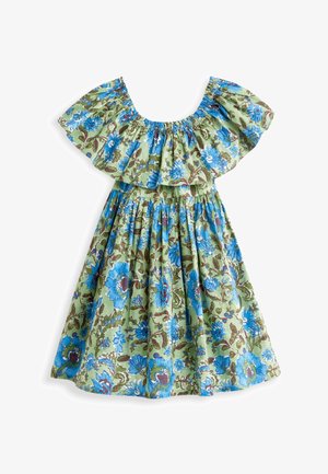 Grünes Kleid mit blauem Blumendruck, schulterfreiem Rüschenausschnitt und geraffter Taille, geeignet für legere Sommerkleidung.