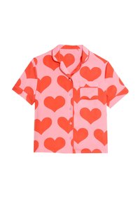 Camisa de manga corta de tela rosa con grandes patrones de corazones rojos, cuello de pico y un bolsillo en el pecho con ribete a juego.