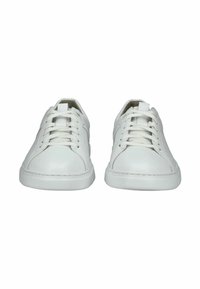 Witte leren sneakers met een gladde textuur, ronde neus en standaard vetersysteem. Kenmerkt een subtiele accent aan de zijkant. Platte witte zool.