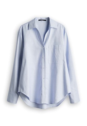 Chemise bleu clair à manches longues, boutonnée, avec col et poche poitrine, présentée sur fond blanc.