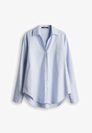 Chemise bleu clair à manches longues, boutonnée, avec col et poche poitrine, présentée sur fond blanc.