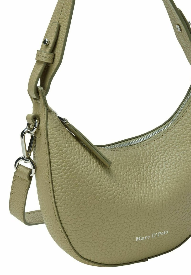 Grüne Leder-Schultertasche mit strukturiertem Oberflächenmaterial, silbernem Zubehör und Reißverschluss. Beinhaltet einen verstellbaren Tragegurt für vielseitigen Komfort.