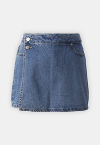 Jupe portefeuille en denim bleu avec deux boutons en métal en haut devant et poches avant, présentée sur fond uni.