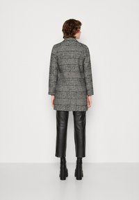 ONLY ONLNEWSELENA MINNA LIFE COAT - Cappotto corto - black/cloud dancer