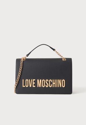 Musta suorakaiteen muotoinen käsilaukku, jossa on kultainen ketjuhihna ja suuret kultaiset "LOVE MOSCHINO"-kirjaimet edessä.