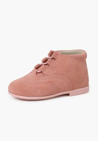 Botín de ante rosa hasta el tobillo con puntera redondeada, diseño con ondas y cierre de cordones. Presenta una suela de goma suave y a juego.