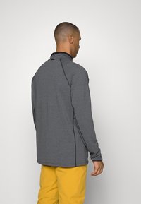 Pullover grigio a maniche lunghe con colletto alto e cuciture nere a contrasto, realizzato in tessuto testurizzato, caratterizzato da una vestibilità rilassata.