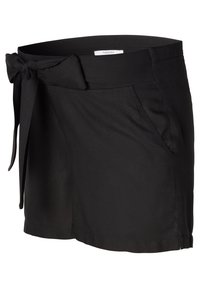 Pantaloni corti neri con cintura legata, realizzati in tessuto liscio. Presentano due tasche laterali e un design semplice e pulito.
