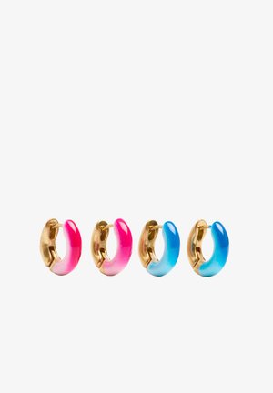 Dwie pary małych złotych kolczyków kołeczków, jedna para z różowym gradientowym emaliowaniem, druga z niebieskim gradientowym emaliowaniem.