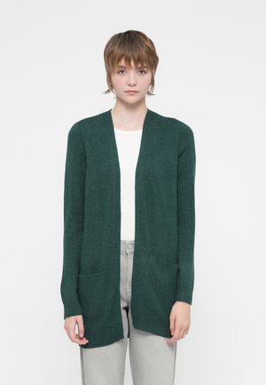 Grüner Cardigan aus weichem, strukturiertem Stoff, mit einem lockeren Schnitt, langen Ärmeln und zwei Vordertaschen. Offene Vorderseite.