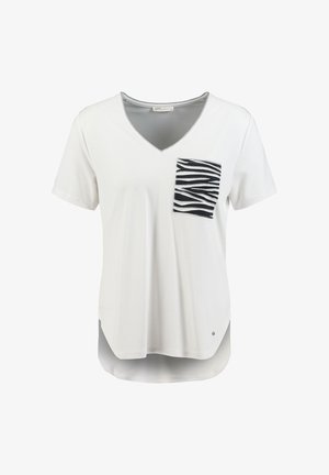 Weißes kurzärmliges V-Neck-Shirt mit schwarz-weißem Zebra-Muster auf der linken Brusttasche und abgerundetem Saum.