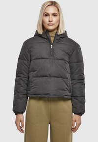 Pufferjakke i mørkegrå, cropped design med hætte, halvlange lynlås, elastiske manchetter, med quiltet, polstret tekstur.