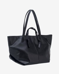 Zwarte lederen tote bag met twee lange hengsels, een vlakke bodem en een gladde textuur; heeft een centrale naad en minimale hardwareaccenten.