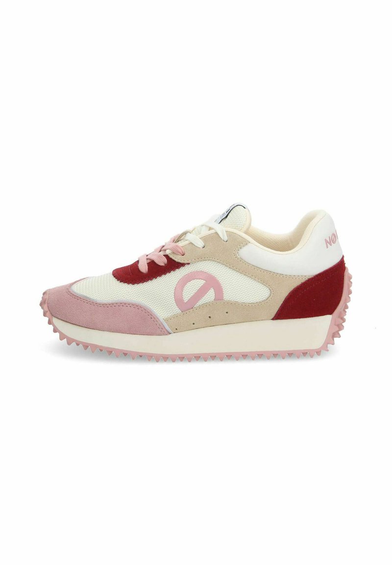 Sneaker rosa e rossa realizzato in materiali mesh e suede, con punta arrotondata e suola texturizzata con protuberanze prominenti. Accenti bianchi visibili.