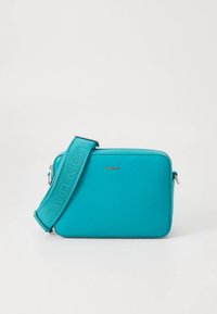 Geantă teal crossbody cu finisaj neted din piele, formă dreptunghiulară, închidere cu fermoar și o curea din țesătură cu emboss "Calvin Klein".