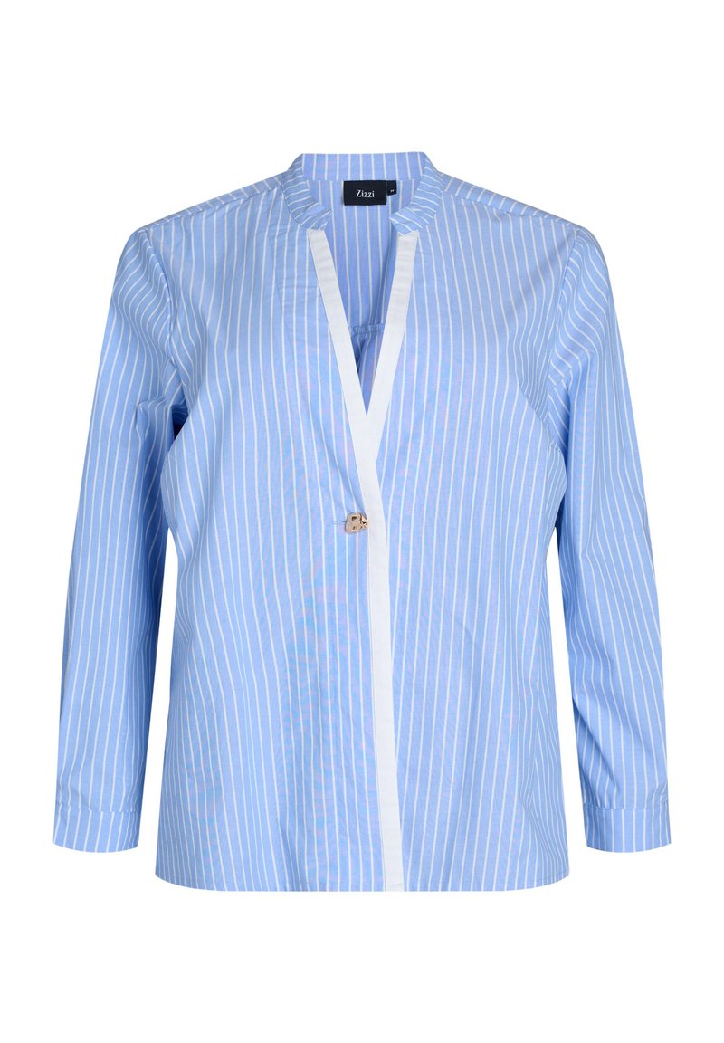 Chemise bleu clair à rayures verticales blanches, avec un col mandarin et une ouverture frontale fixée par un seul bouton. Manches longues, tissu lisse.