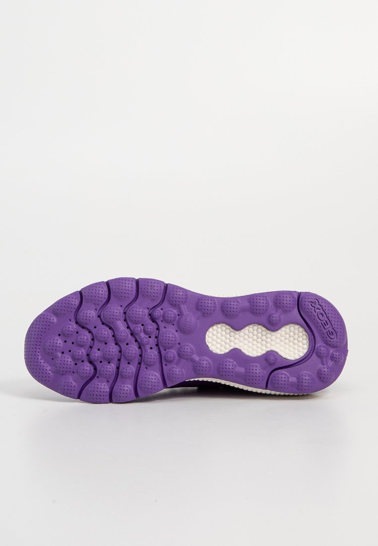 Sole in gomma texturizzata viola con sezioni bianche imbottite e profonde scanalature progettate per la presa e la flessibilità su una superficie piana.