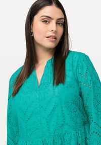 Ulla Popken EN AJOURÉE LIGNE EN A COL ET MANCHES 3/4 - Jurk - turquoise