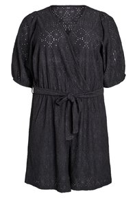 Vestido negro de encaje con mangas cortas abullonadas, escote en v y un cinturón de tela. Presenta intrincados patrones de corte a lo largo del diseño.