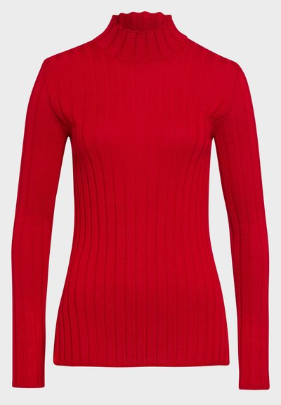 Roter gerippter Rollkragenpullover mit langen Ärmeln, der eine körperbetonte Silhouette, strukturierten Stoff und einen hohen, rüschierten Kragen aufweist.