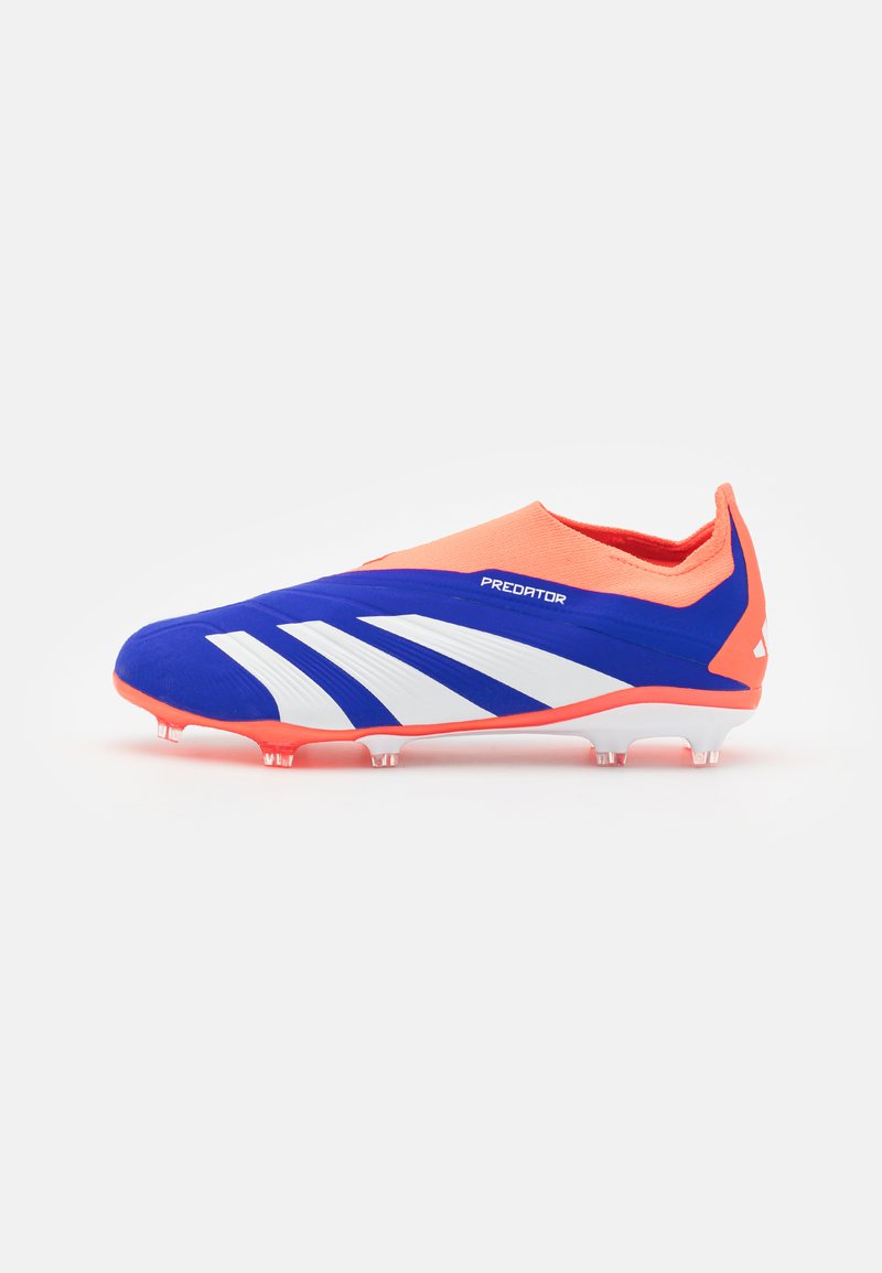 Scarpino da calcio blu e arancione con design simile a una calza, tomaia testurizzata, strisce bianche prominenti e tacchetti trasparenti.