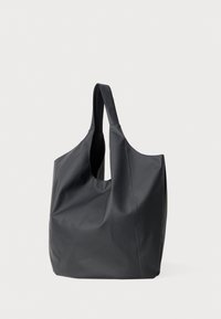 Bolsa tote negra hecha de un material flexible y suave. Cuenta con una gran apertura redondeada, asas alargadas y detalles de costura mínimos.