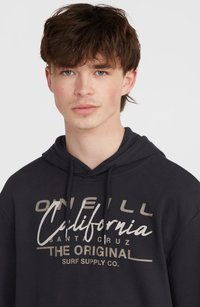 Čierna mikina s kapucňou vyrobená z mäkkej látky, s nastaviteľnou kapucňou a prednou grafikou v krémovej farbe. Dizajn obsahuje text "O'Neill California."