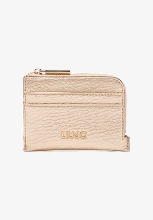 Kompaktný kovový zlatý držiak na karty s textúrovaným povrchom, viacerými priehradkami na karty, uzatváraním na zips a vyrazeným názvom značky „LIU·JO“ na prednej strane.