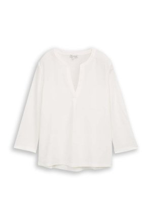 Camicia bianca a maniche lunghe con scollo a V e orlo dritto. Realizzata in tessuto morbido con dettagli di cucitura minimi attorno al colletto.