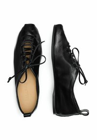 Ballerine in pelle nera con una finitura liscia e lucida, caratterizzate da una punta arrotondata, lacci sul davanti e un cinturino di sollevamento sul tallone.