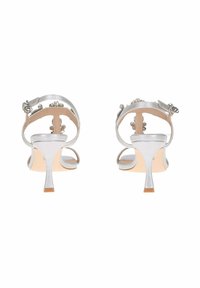 Sandali con tacco a stiletto in argento, con sottili cinturini, apertura posteriore e decorazioni ornamentali. Presentano una soletta in pelle.