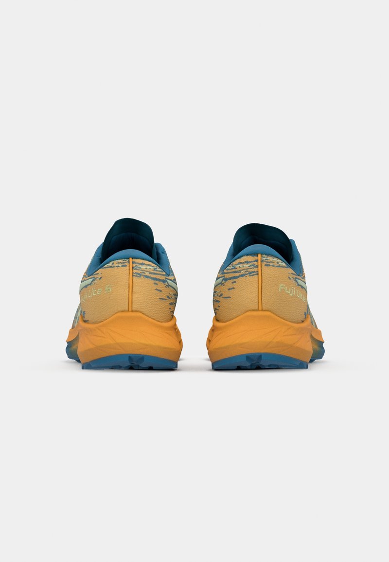 Des chaussures de course avec un schéma de couleurs bleu et jaune, un dessus texturé, un talon renforcé et une semelle extérieure robuste pour une meilleure traction.