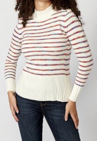 Pull rayé crème, présentant des rayures horizontales colorées, des poignets et un ourlet côtelés ; tissu tricoté texturé avec une coupe ajustée.